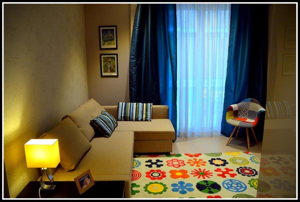 sala de estar con sofá y lámpara en Palazzina Magnolia, en San Benedetto del Tronto