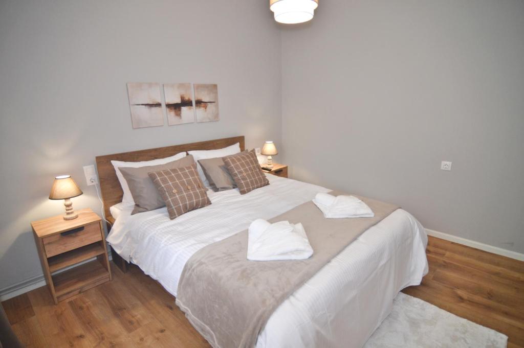 Postel nebo postele na pokoji v ubytování Apozari Xenias Apt