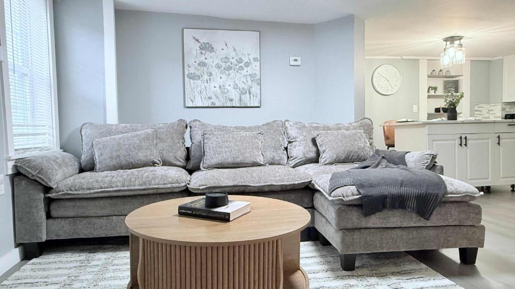 Χώρος καθιστικού στο Contemporary Apartment- Prime Location to MBTA