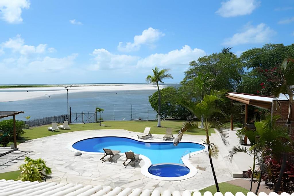 a view of the beach from a resort at Casa Bruma |Pé na areia, encontro do rio com o mar in Francês