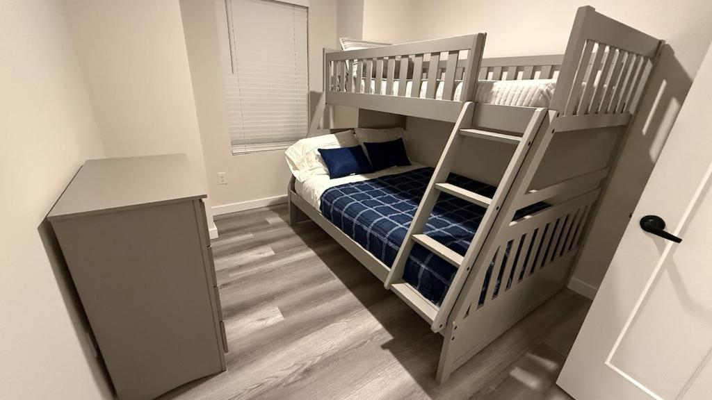 Un dormitorio con una litera con escalera. en Pura vida Apartment, en Hickory