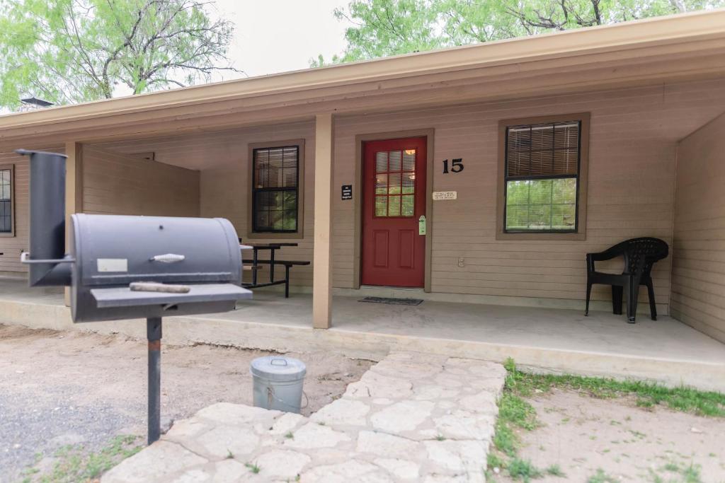 barbecue di fronte a una casa di Frio Country #15 a Concan