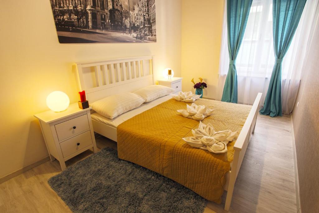 Giường trong phòng chung tại Budapest City Center Apartments