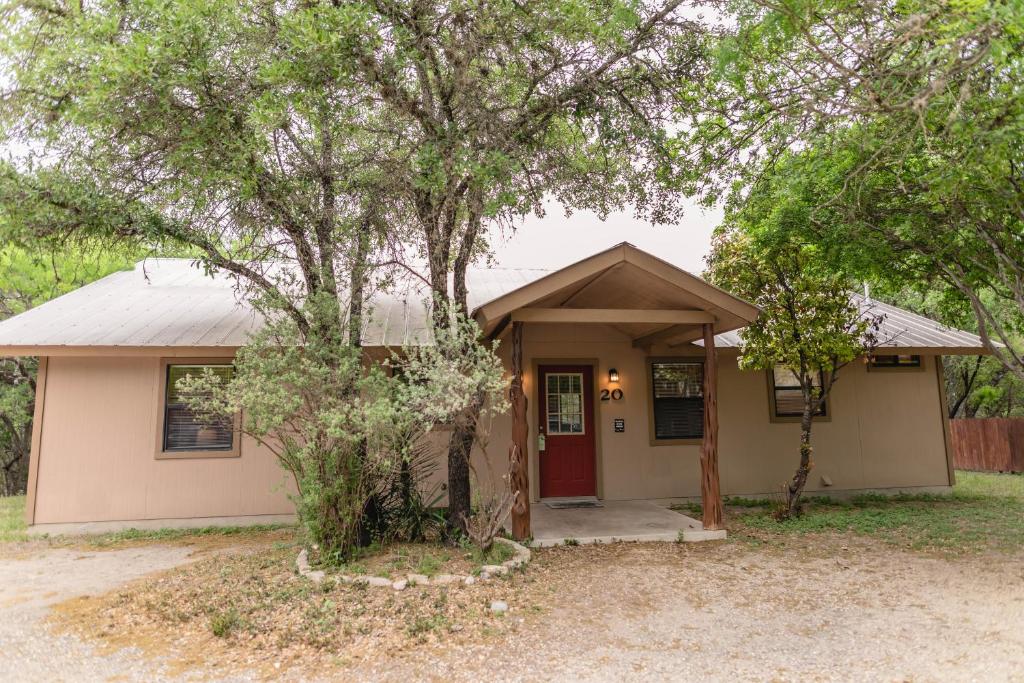 una piccola casa con un albero di fronte di Frio Country #20 a Concan