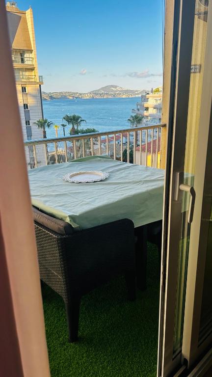 a table on a balcony with a view of the ocean at Mariola Vista Mar in Ifach