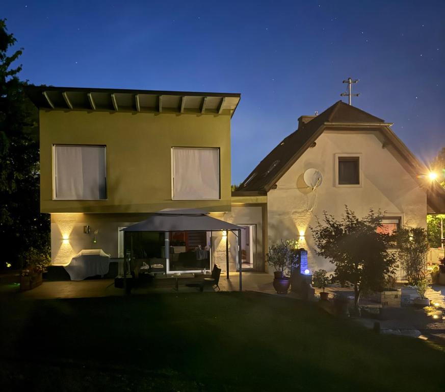 a home at night with the lights on at Sabes Ferienwohnung in Altglandorf