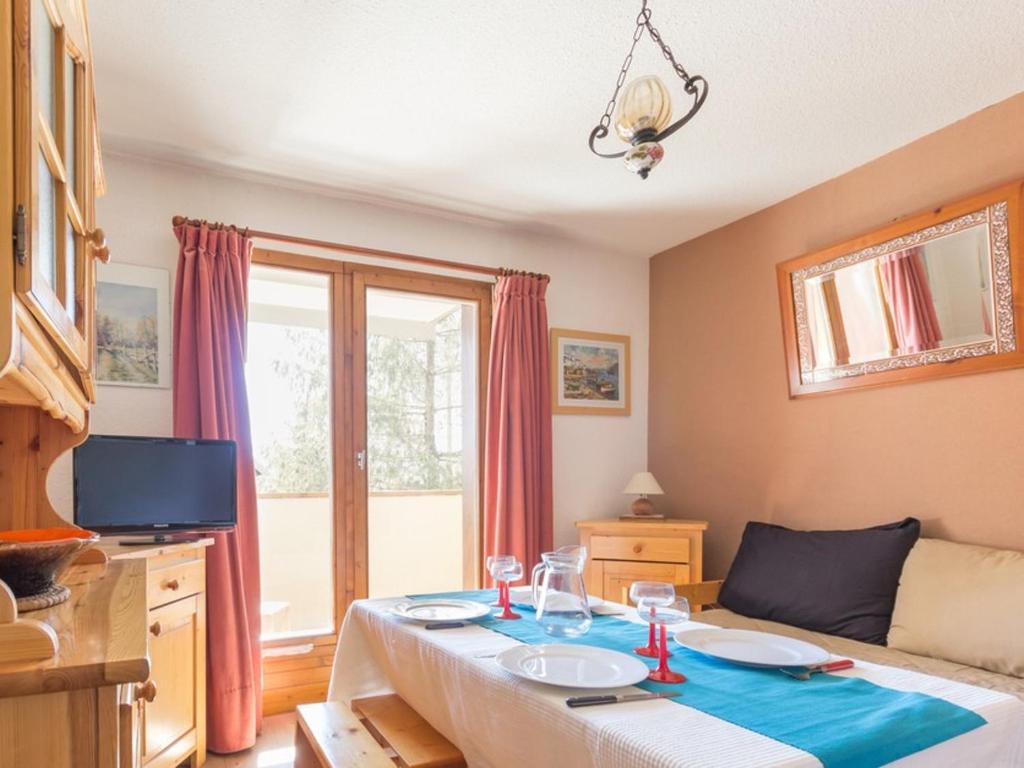 a living room with a table with plates on it at Appartement lumineux · Proche des pistes et commerces · WIFI Gratuit - FR-1-275-135 in La Rosière