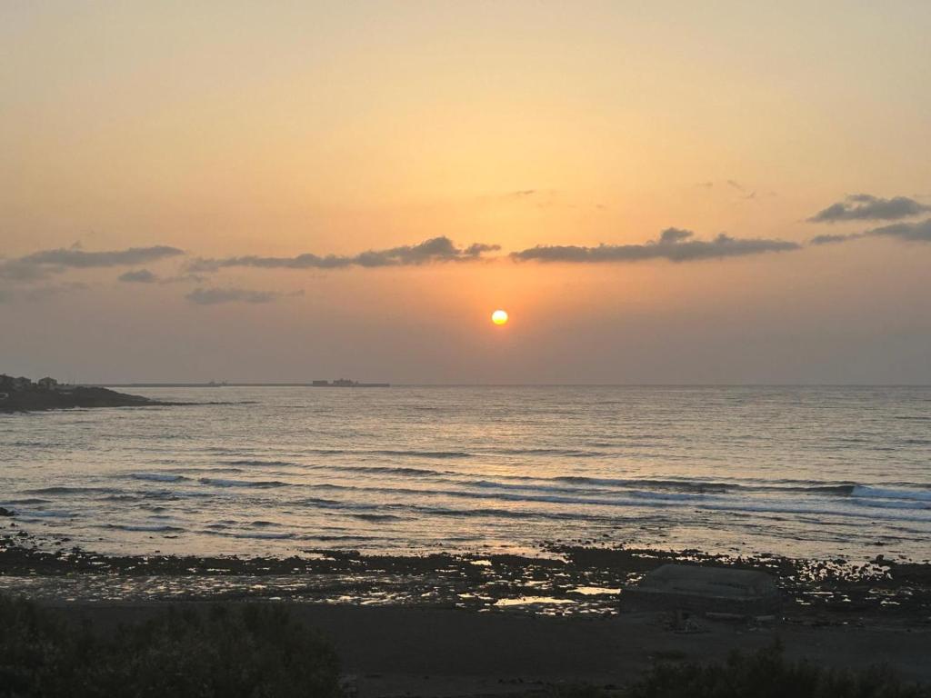 a sunset over the ocean with the sun in the sky at Apartamento con vistas al mar en el Médano in El Médano