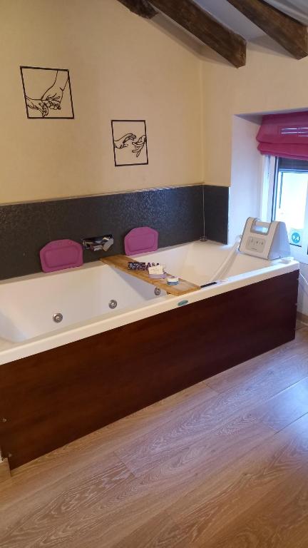 ein Zimmer mit einem Schreibtisch und einem Faxgerät darin in der Unterkunft Loft "Elegante" Lila in Ubrique