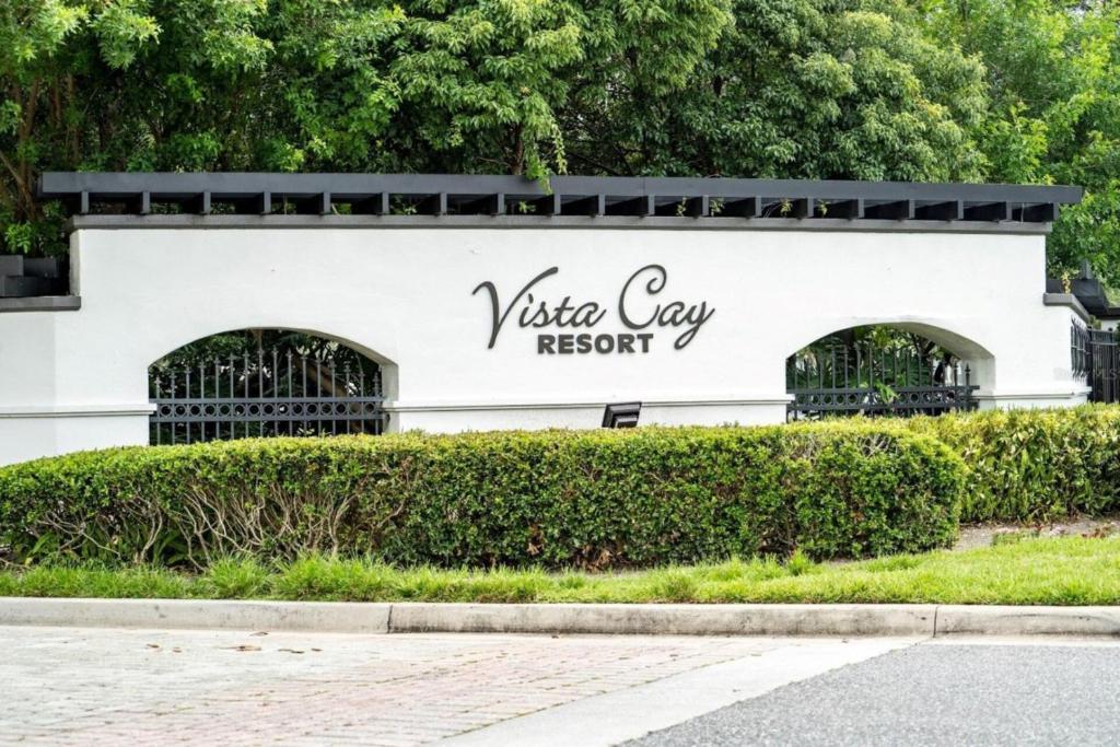 un edificio blanco con un cartel que lee el complejo diurno con vistas en Vista Cay Getaway Luxury By Universal Orlando Rent, en Orlando