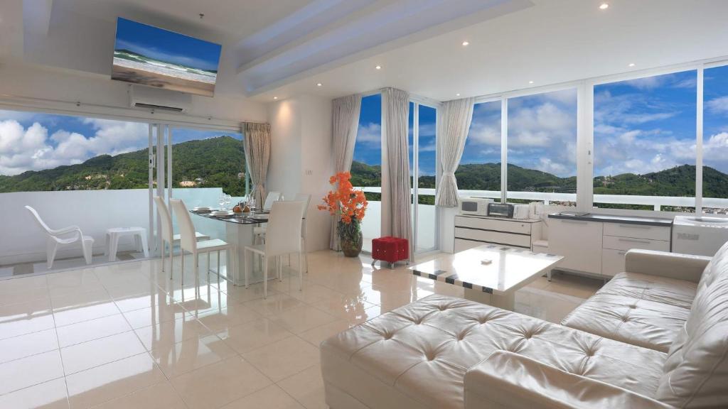 パトンビーチにあるPATONG TOWER FAMILY's APARTMENTS 2026の白いソファとテーブルのあるリビングルーム