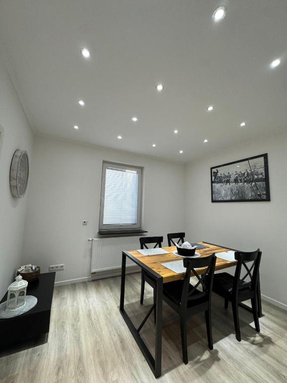 a dining room with a table and chairs at Sunshine in Groß-Zimmern