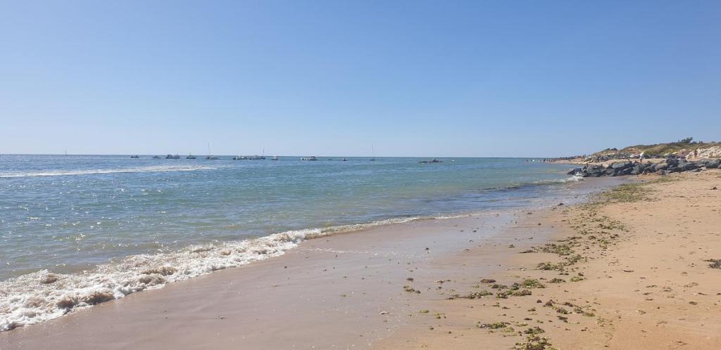 Imagen de la galería de Maison L'Escapade 100 m DE LA PLAGE, en Saint-Pierre-dʼOléron