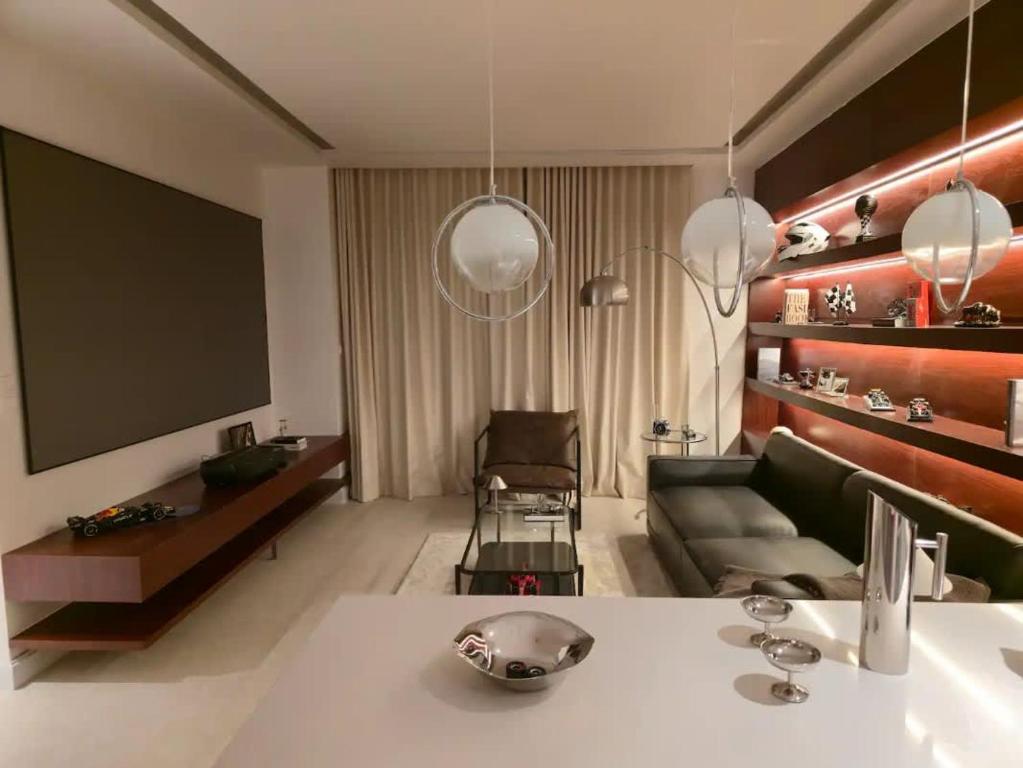 Χώρος καθιστικού στο The F1 Scene Designer Apartment With120 Inch
