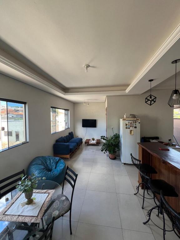 une cuisine et un salon avec un canapé et une table dans l'établissement Apartamento completo, central AP Cerrado Mineiro, à Araxá
