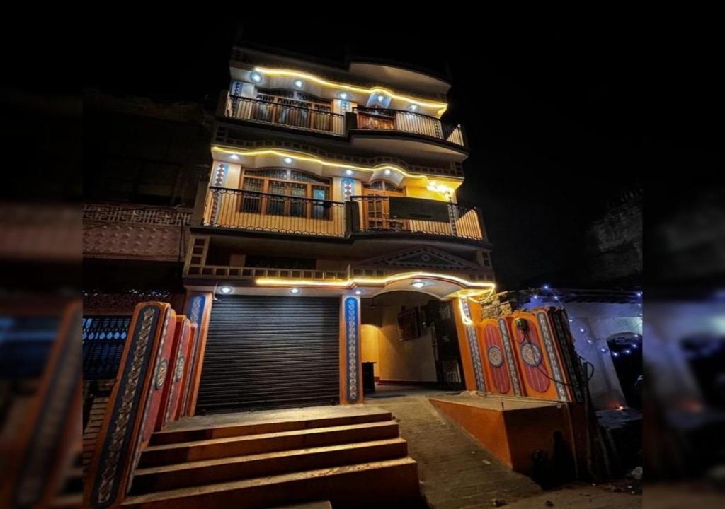 Το κτήριο όπου στεγάζεται  το δωμάτιο σε οικογενειακή κατοικία