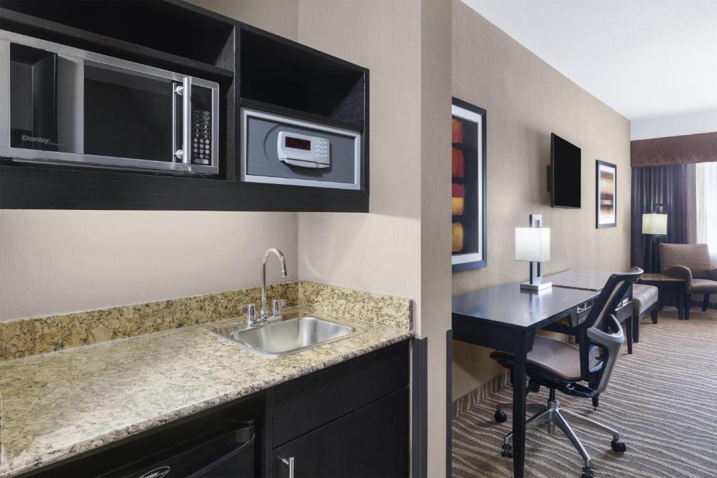 Best Western Premier Freeport Inn Calgary Airport - Resim 32