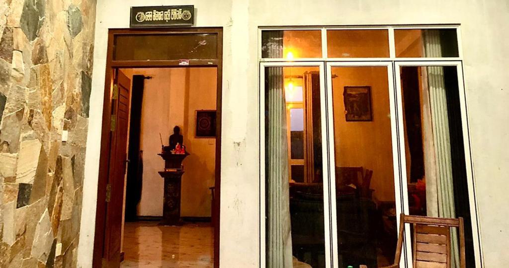 Una entrada a una habitación con una puerta de cristal. en S And K Holiday Stay, en Beruwala