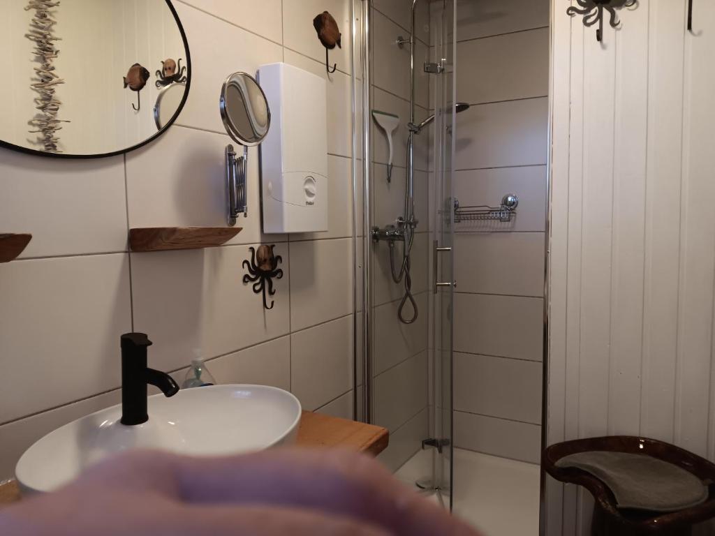 a bathroom with a sink and a shower at Mien Leevsten in Carolinensiel