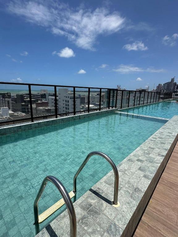 uma piscina no telhado de um prédio em Move Tambau 108 em Tambaú
