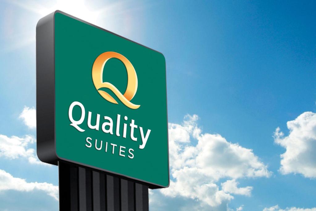 a sign for a qualifiability utilities at Quality Suites Nancy Zenith in Laxou