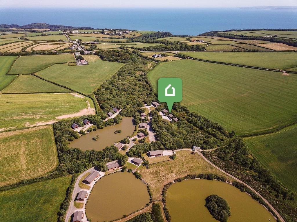 una vista aerea di una fattoria con un quadrato verde su di essa di 1 Bed in Higher Clovelly 00354 a Clovelly