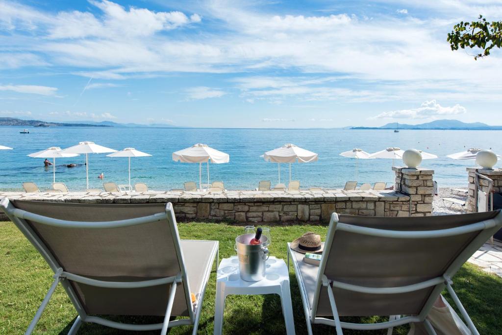 une table et des chaises avec vue sur l'océan dans l'établissement Krouzeri Beach Apartments, à Nisakion