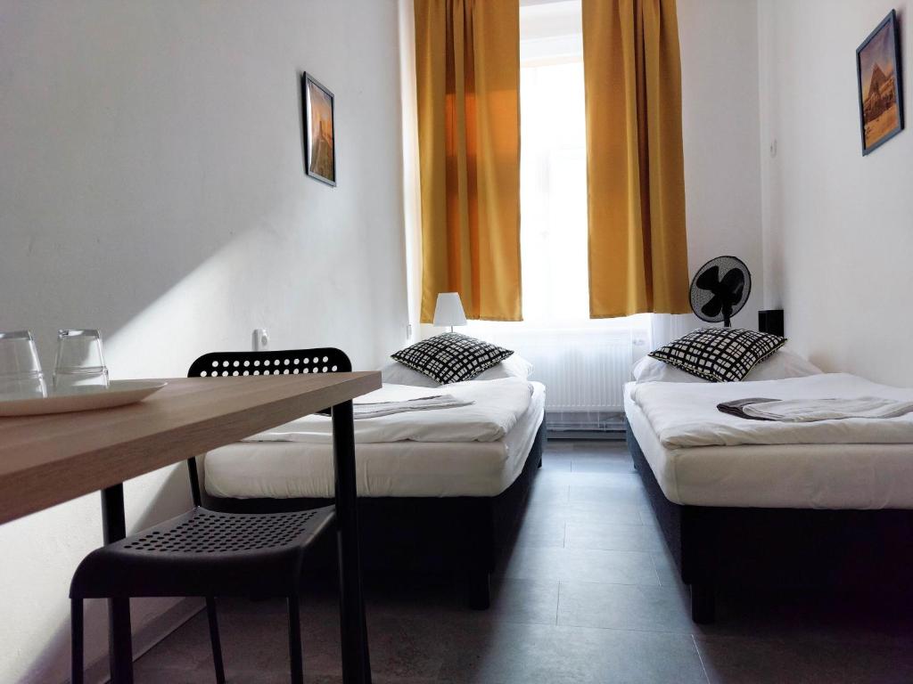 Ένα ή περισσότερα κρεβάτια σε δωμάτιο στο Zlatý pokoj v centru Prahy B1