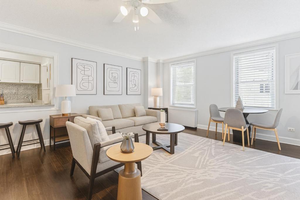 ein Wohnzimmer mit Sofa und Tisch in der Unterkunft Downtown 1br Condo Walk To Stadium & Aquarium in Atlanta