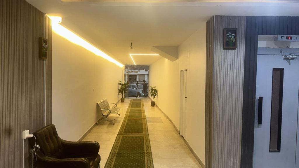 un long couloir avec une salle d'attente avec une chaise et une salle d'attente dans l'établissement وحدات السيح الاقتصادية, à Médine