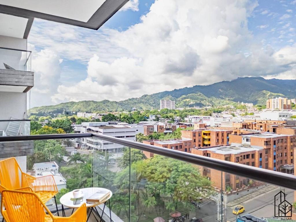 un balcon avec des chaises et une vue sur une ville dans l'établissement Bizsar Ocobo Aire Acondicionado Exclusivo 2 Piscinas, à Vallecito