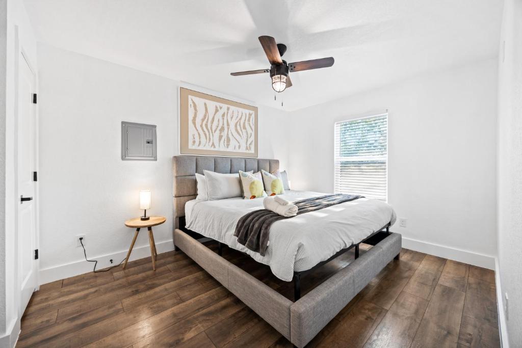 een witte slaapkamer met een bed en een plafondventilator bij Cozy Modern 1BR Casita - Near Lackland & SeaWorld in San Antonio