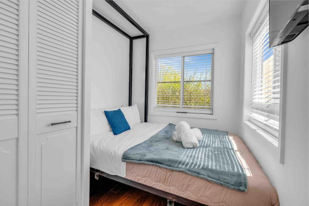 Ένα ή περισσότερα κρεβάτια σε δωμάτιο στο One of a Kind Stay Container Tiny Home by Falls