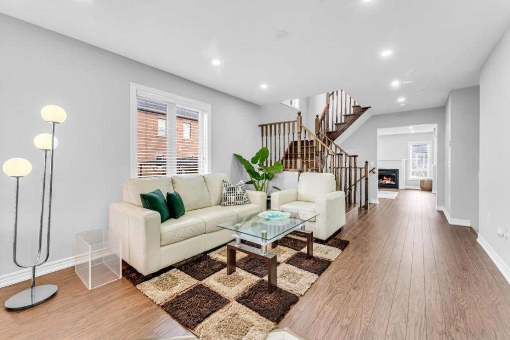 a living room with a couch and a table at Cozy Home in Niagara 10 mins from Falls and Brock in Thorold