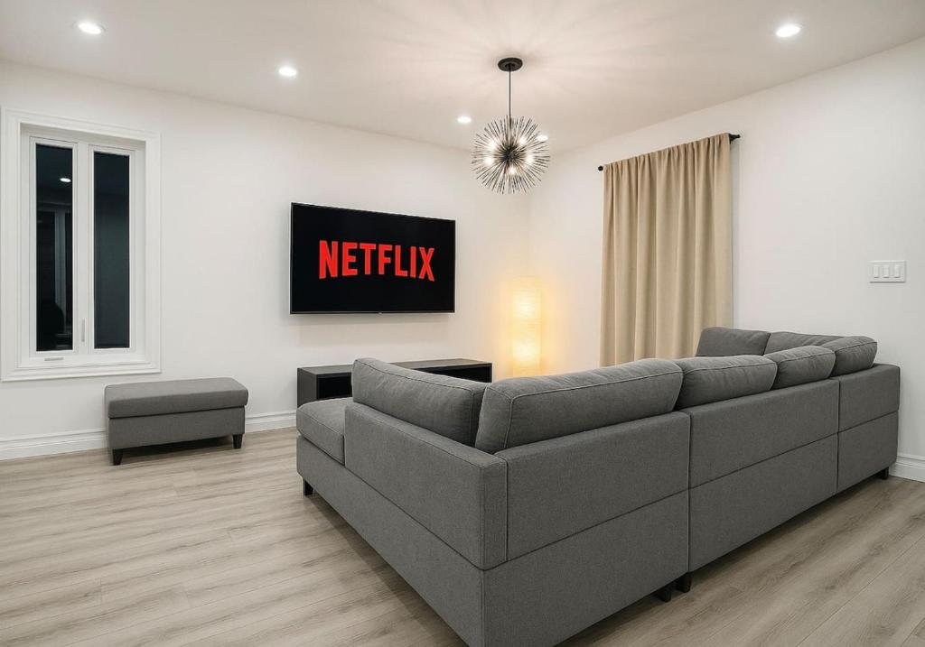 Χώρος καθιστικού στο Modern Bright Home by Tim Hortons Field Xbox