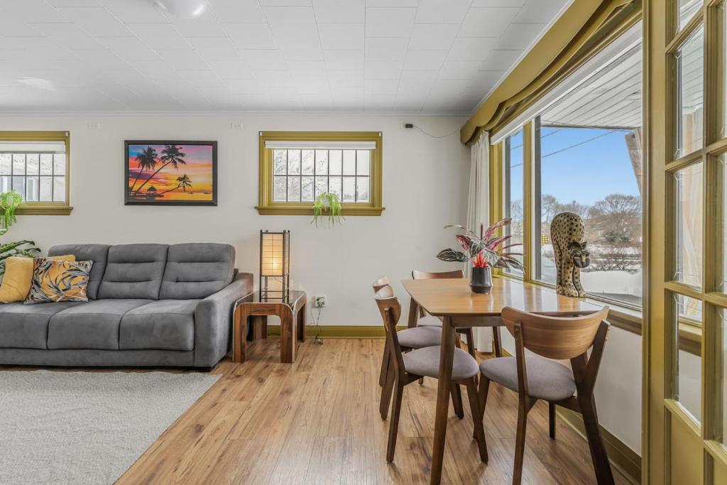 Posezení v ubytování Cozy Home Short Walk to Falls Nintendo FirePit