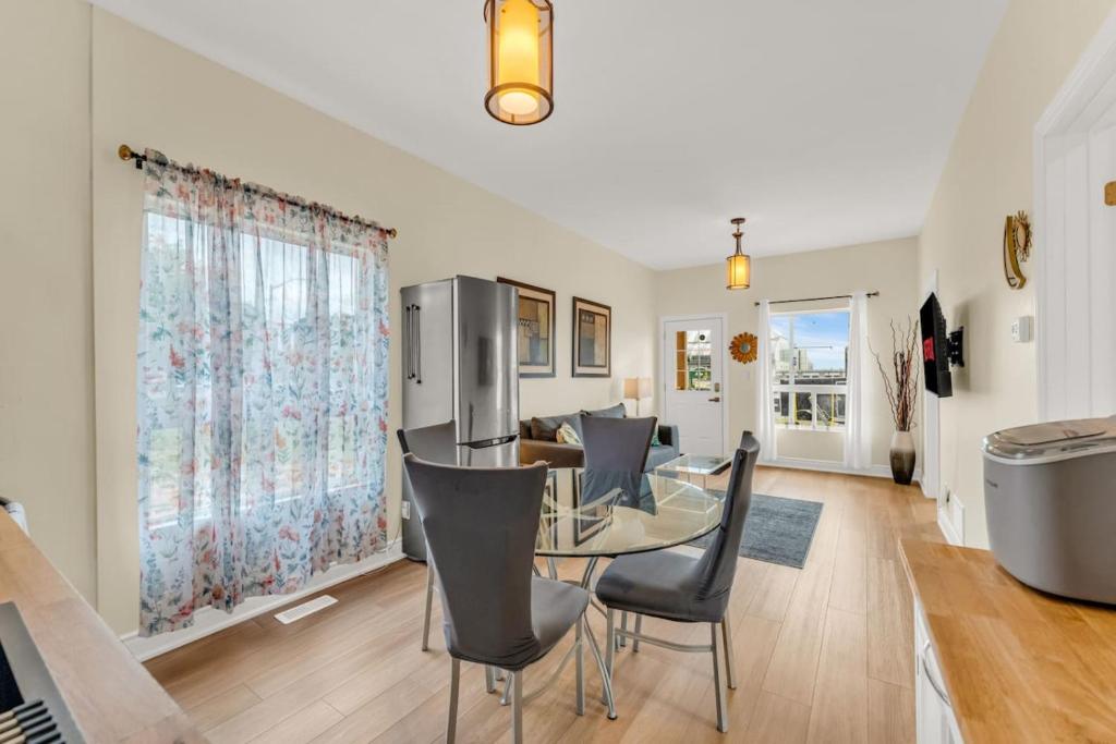 Posezení v ubytování Sunshine Villa Closest BNB to Falls Hot Tub Oasis