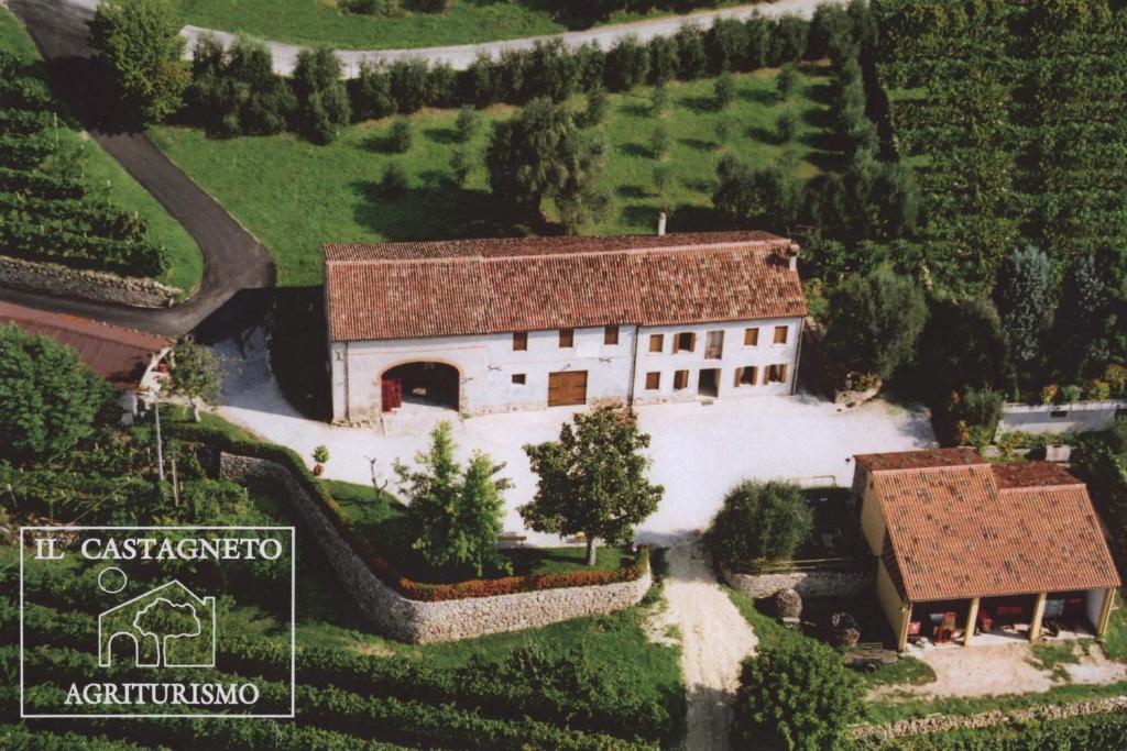 una vista aérea de una casa blanca con un granero en Il Castagneto, en Teolo