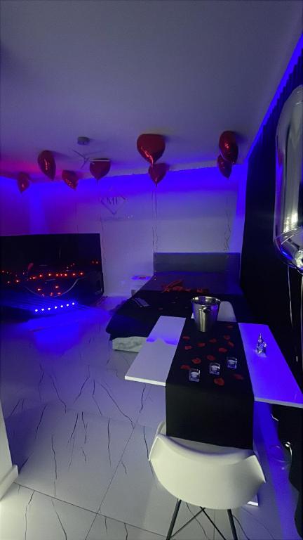 a purple room with a table and a chair and balloons at MP Apartament 2 Białystok Jacuzzi in Białystok