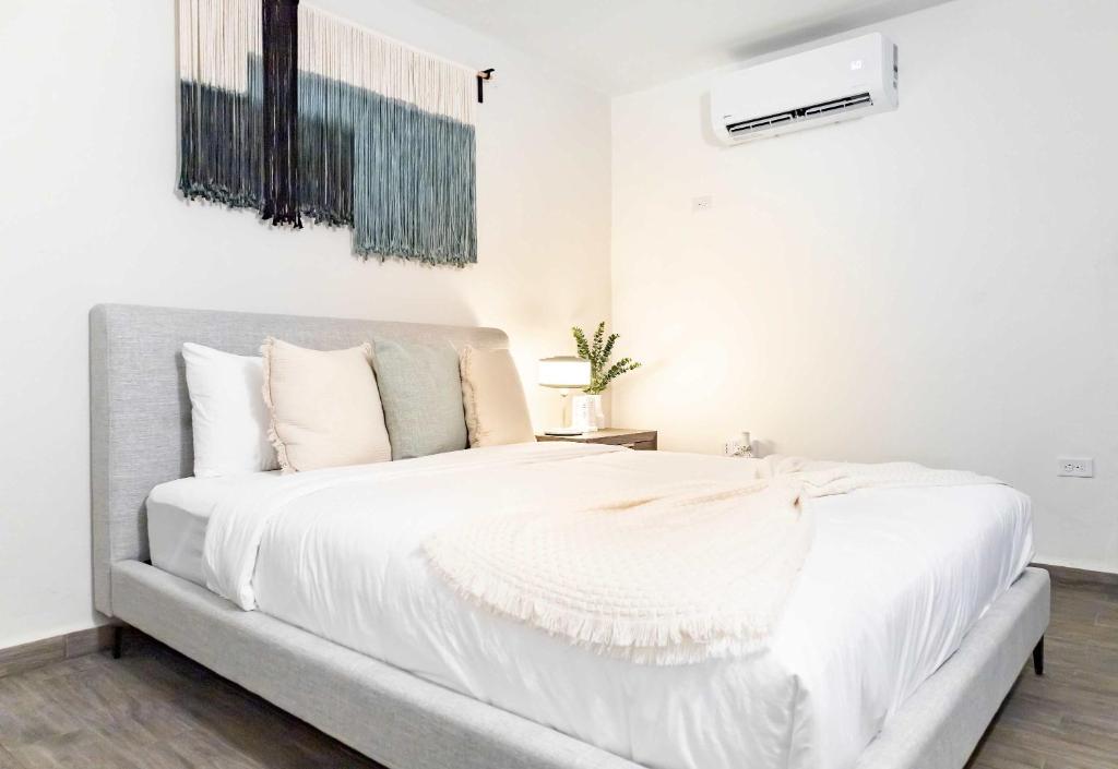 Ένα ή περισσότερα κρεβάτια σε δωμάτιο στο AQUA Terrazas Studio 4 - Oceanfront, Pool & Terrace Views