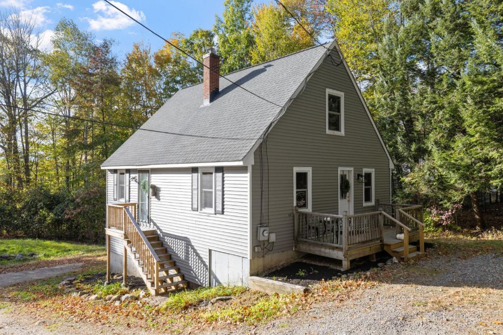 GilmantonにあるThe Birchwood Chaletの小屋(ポーチ付)