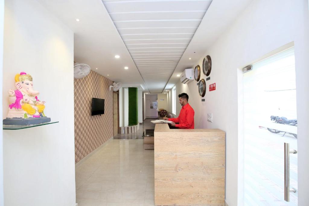 TV a/nebo společenská místnost v ubytování Hotel O Amaze Inn Indo Pak Bus Stand