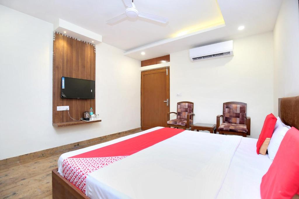une chambre avec un lit et une télévision à écran plat dans l'établissement Hotel O Amaze Inn Indo Pak Bus Stand, à Amritsar
