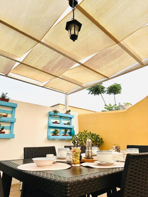 una sala da pranzo con un tavolo con sedie e un soffitto in legno di Casa Vacanze Mareblù ad Alliste