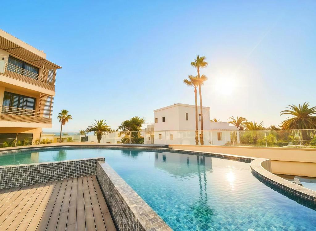 Bazén v ubytování Maya Suites - Opale Sea Side nebo v jeho okolí