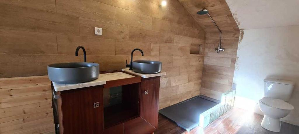 a bathroom with two sinks and a toilet at Pérola Azul de Alter do Chão in Alter do Chão