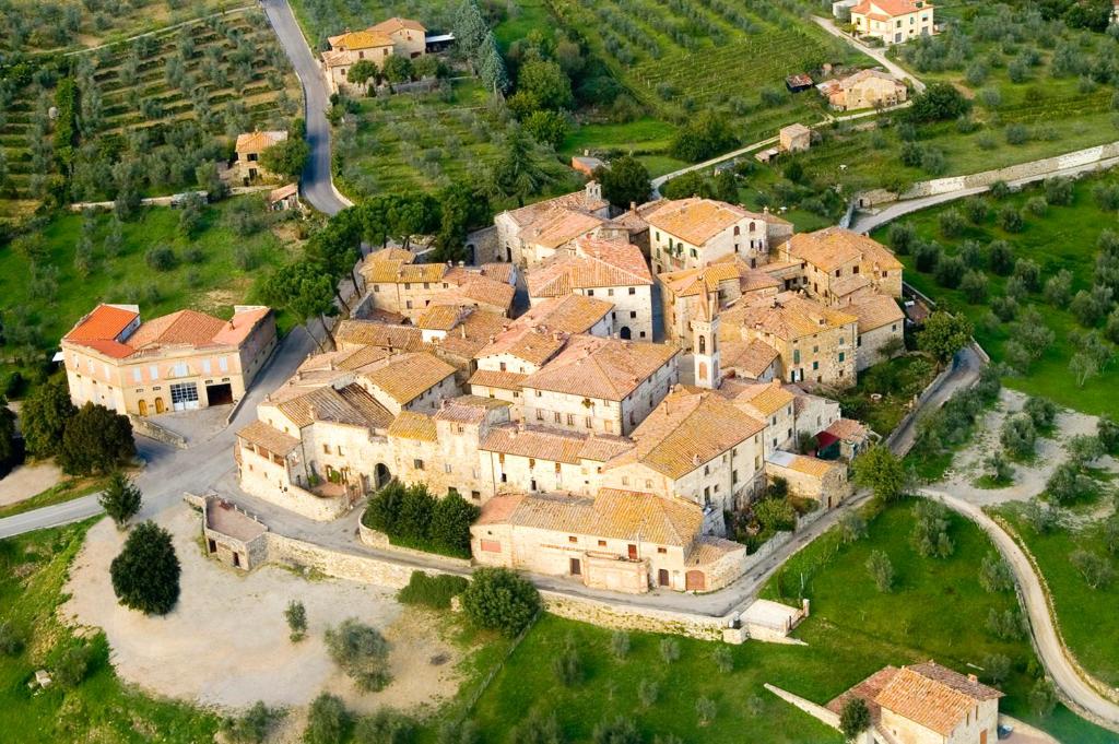 z góry widok na dużą posiadłość z domami w obiekcie Borgo San Gusmè w mieście San Gusmè