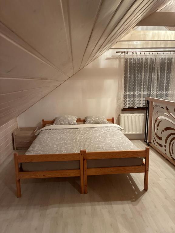 a bedroom with a large bed in a room at Domek nad jeziorem w Świekatowie in Świekatowo