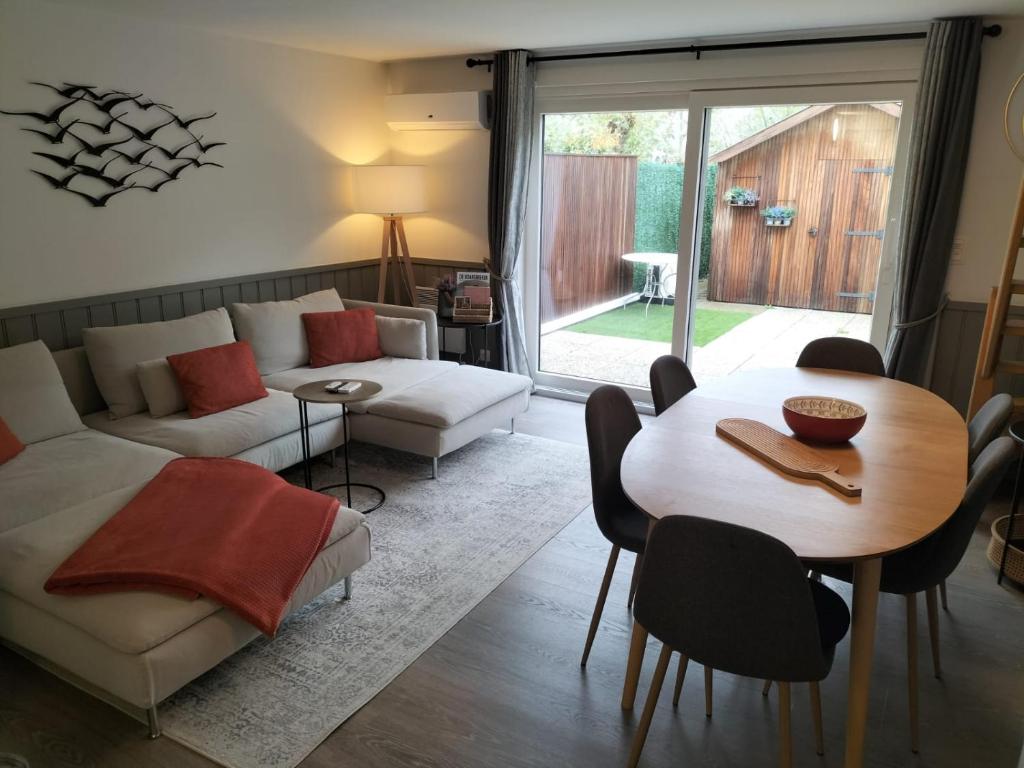 ミッデルケルケにあるVakantiehuisje Krokoparkのソファとテーブルのあるリビングルーム