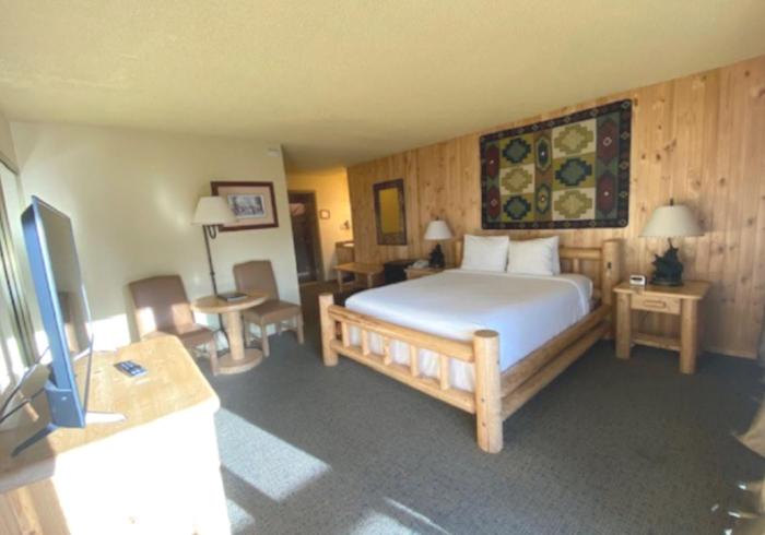サウス・レイクタホにあるTahoe Lakeshore Lodge & Spaの部屋にある大きな白いベッドのある寝室